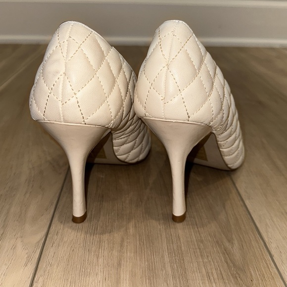 New Women’s Shoe Dazzle Brand Size 11 Quilted Heels Ivory Cream Tan NWOT - Picture 5 of 7